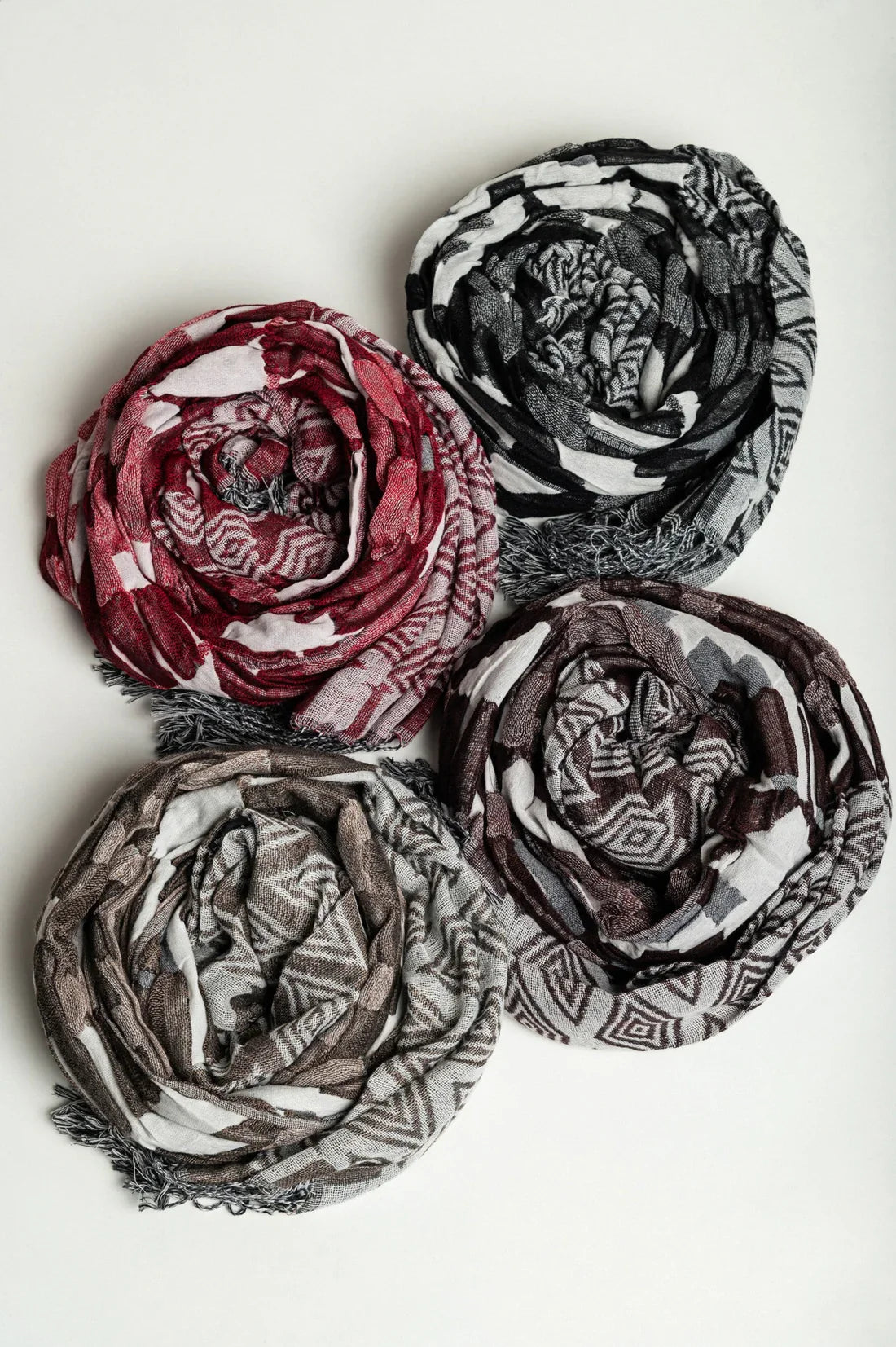 The Ultimate Scarf Guide: Types, How to Wear Them, and Best Occasions