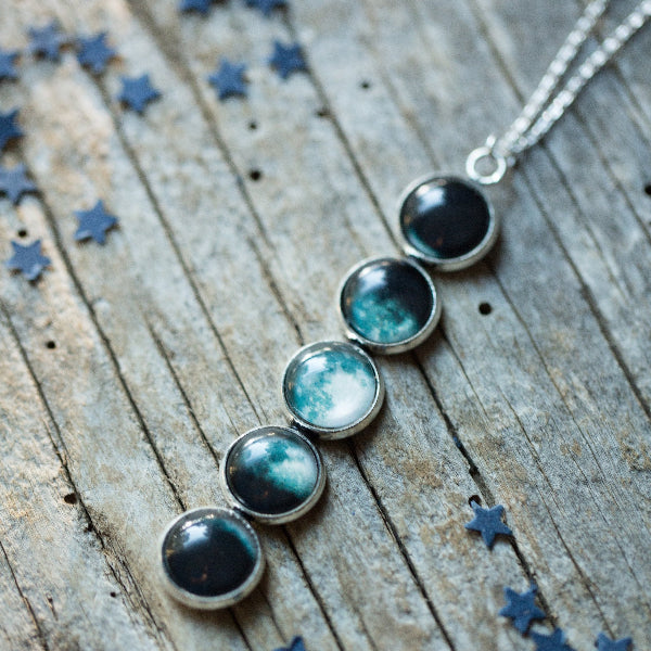 Necklace with star-shaped pendants on a wooden surface