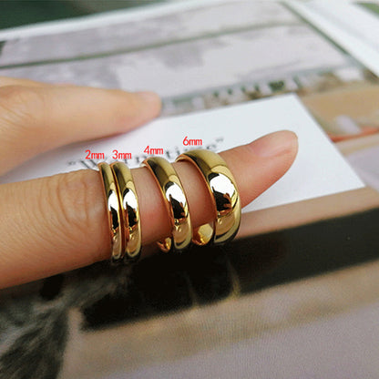 Gold rings on a finger with size measurements displayed.